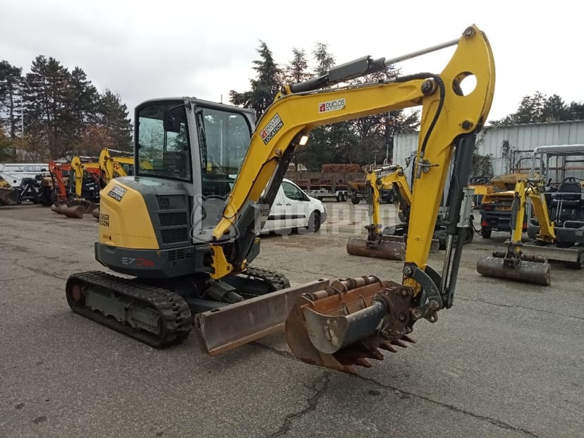 Picture of the Wacker Neuson EZ36 with 3 excavator buckets