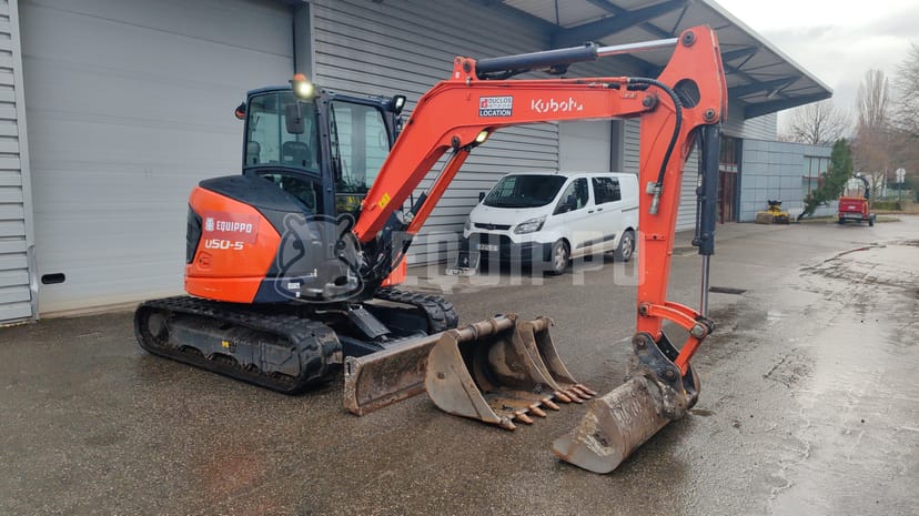 Picture of the Kubota U50-5 with 3 excavator buckets