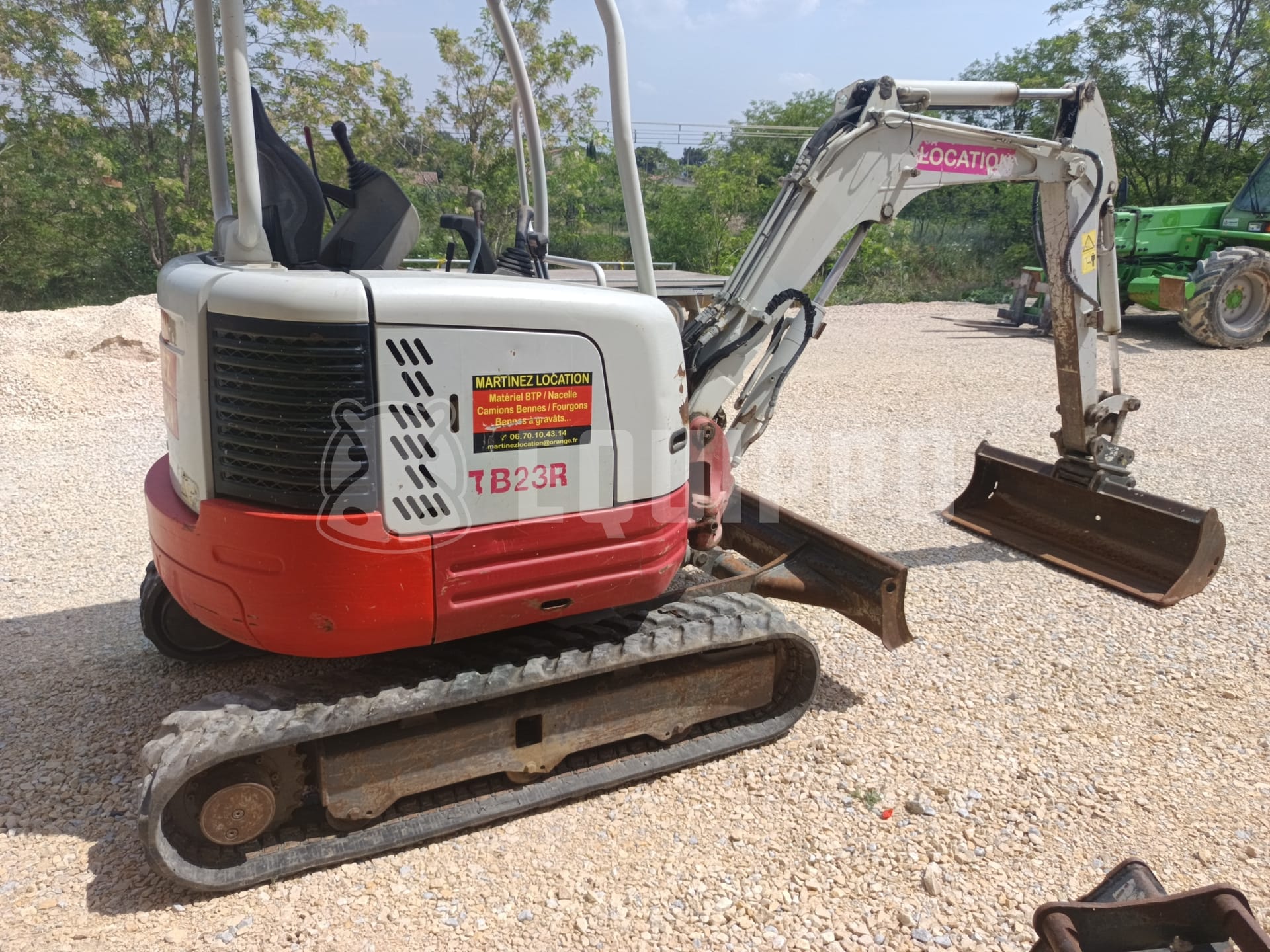 Takeuchi TB23R with 3 excavator buckets - - Used Mini Excavator  < 7t