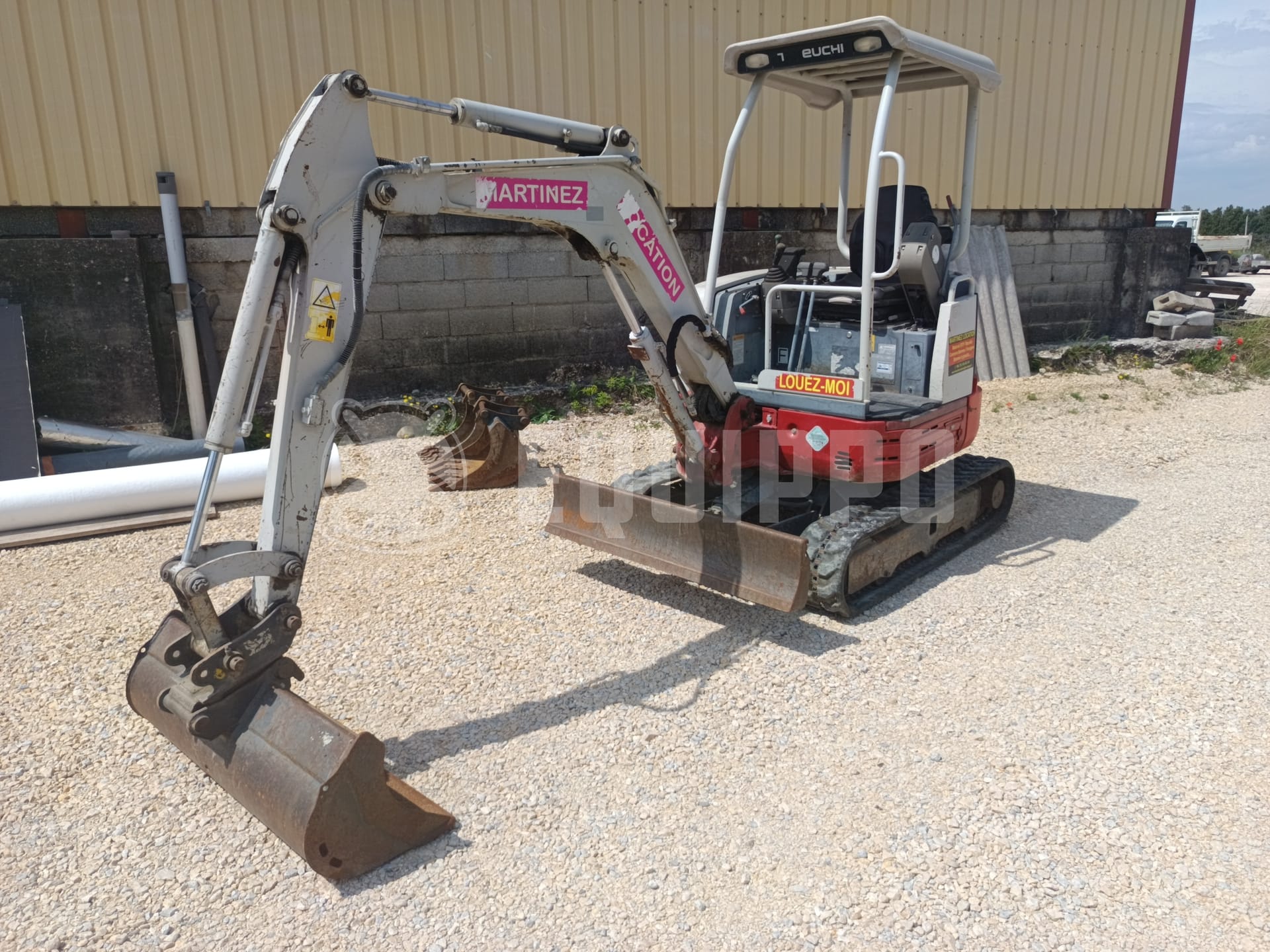 Takeuchi TB23R with 3 excavator buckets - - Used Mini Excavator  < 7t