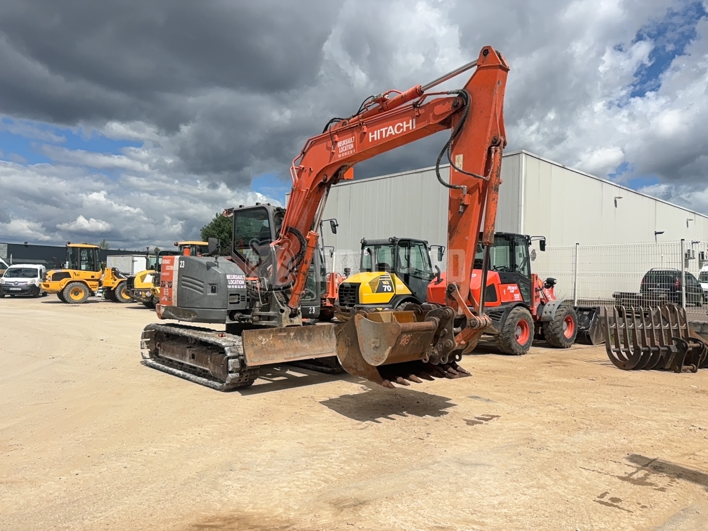 Hitachi ZX85USBLC-3 with 3 excavator buckets - - Used Midi Excavator 7t - 12t