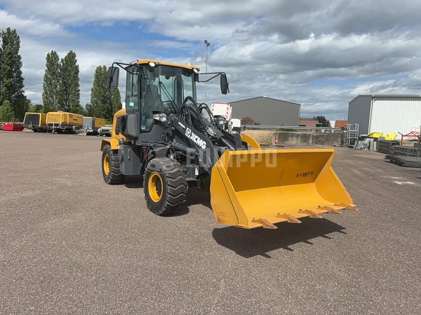 Picture of the XCMG XC916E with bucket and forks