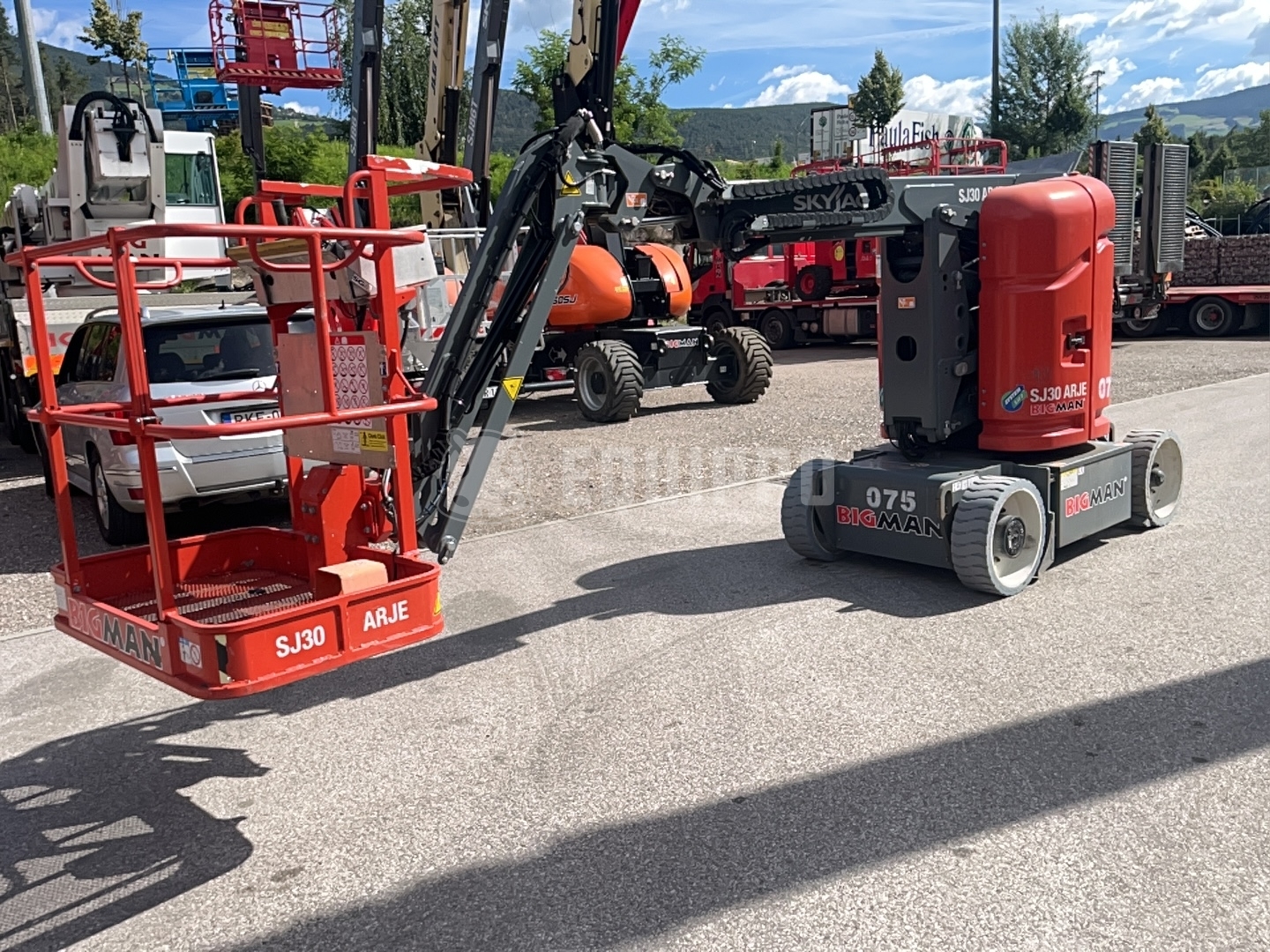 Skyjack SJ30AJ  - - Used Articulated Boom Lift