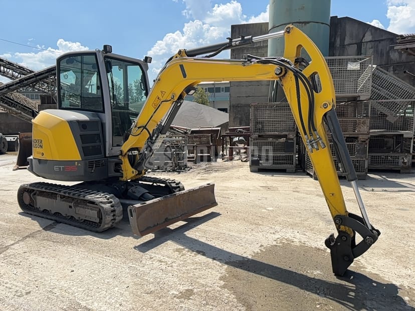 Picture of the Wacker Neuson ET35 with 3 excavator buckets