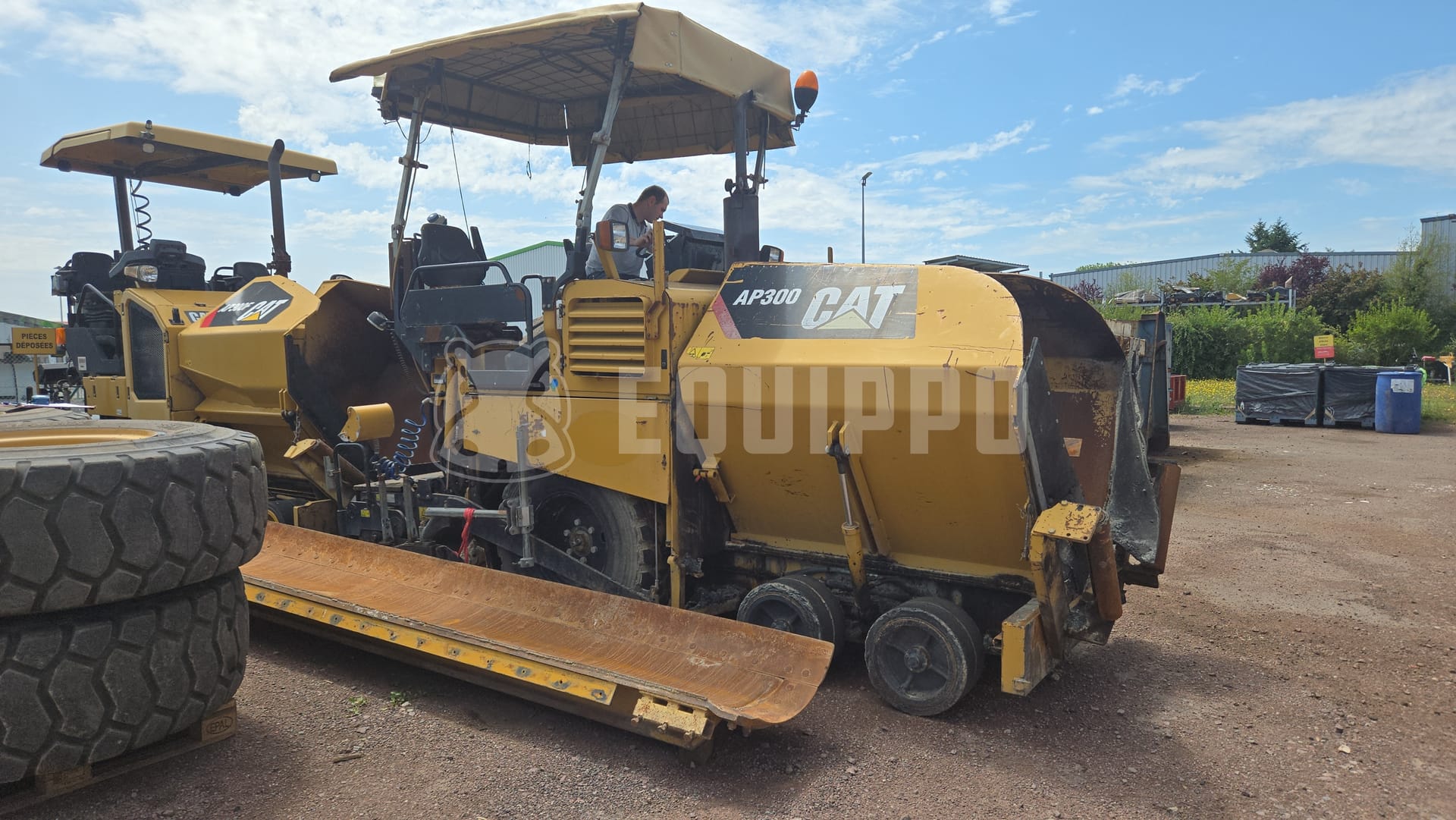 Caterpillar AP300  - - Used Asphalt Paver