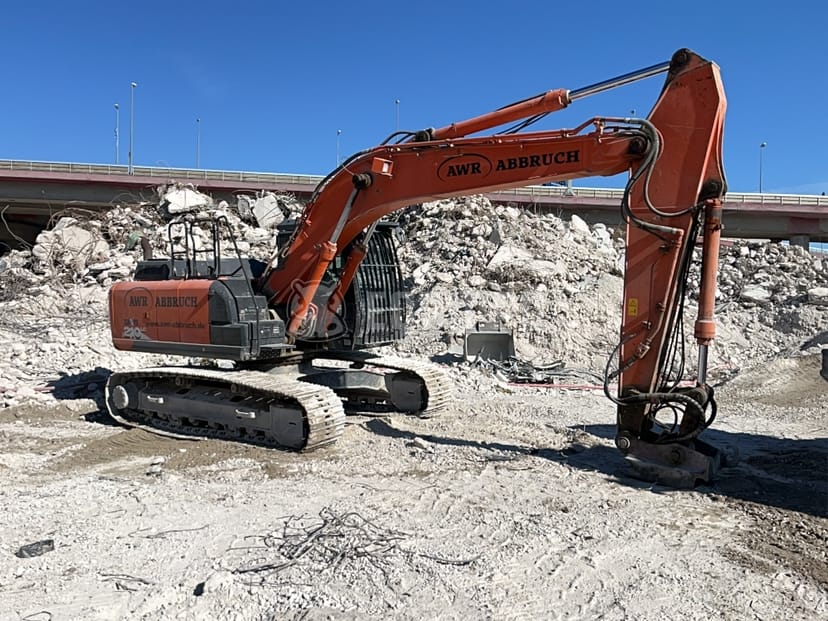 Picture of the Hitachi ZX210LC-6